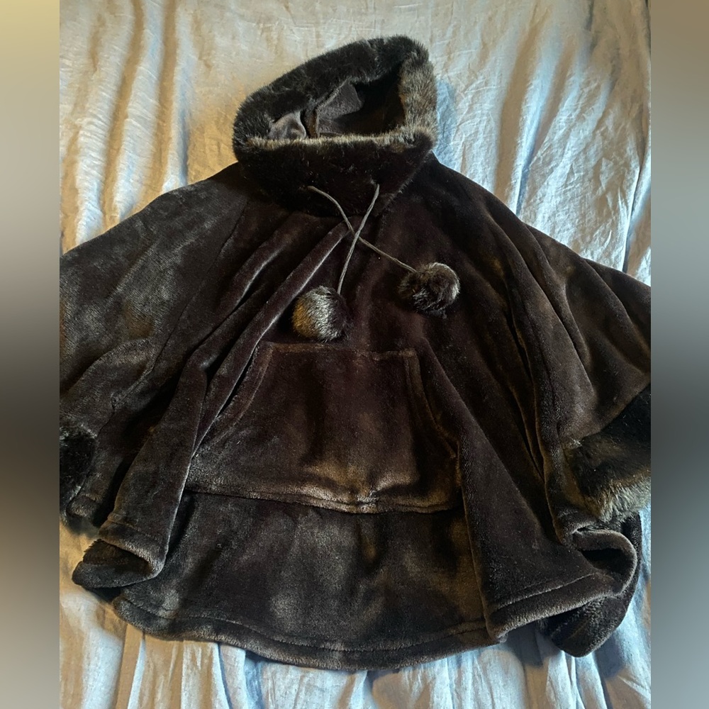 La Vie Wn Rose Fuzzy Poncho - Black